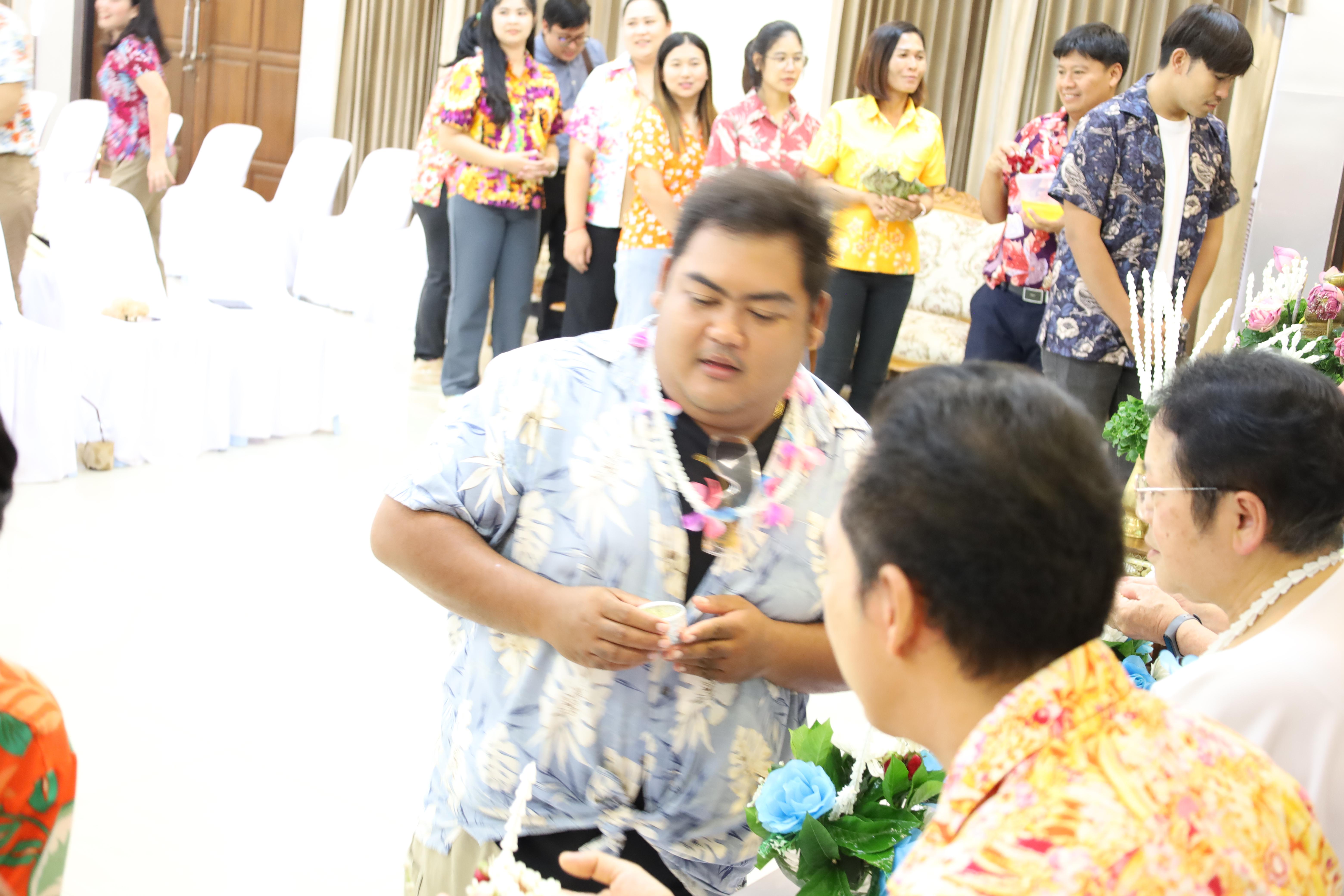 121. วันที่ 26 เมษายน 2568 สาขาการบริหารการศึกษา ได้จัดกิจกรรมรดน้ำดำหัวคณาจารย์ระดับบัณฑิตศึกษา ประจำสาขาการบริหารการศึกษา ณ ห้องประชุมครุร่มสัก 1 ชั้น 3 อาคารคณะครุศาสตร์